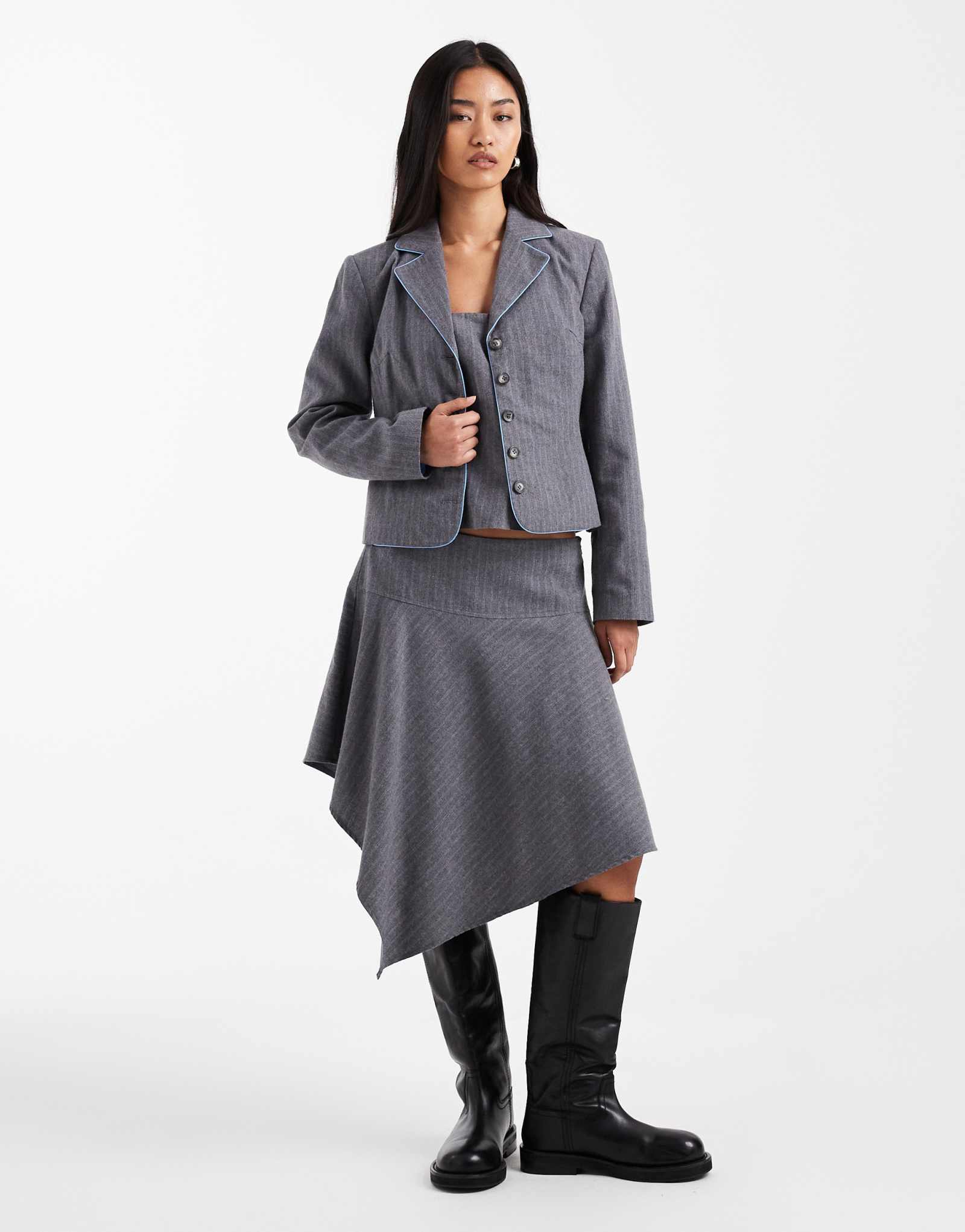 ОБЛЕГАЮЩАЯ юбка миди в серую полоску