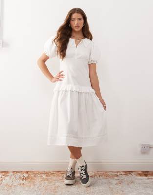 COLLUSION- Midikleid in Weiß mit Lochmuster-Kragen und Biesen