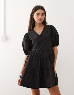 COLLUSION - Mini-Hängerkleid aus Nylon in Schwarz mit Taschen