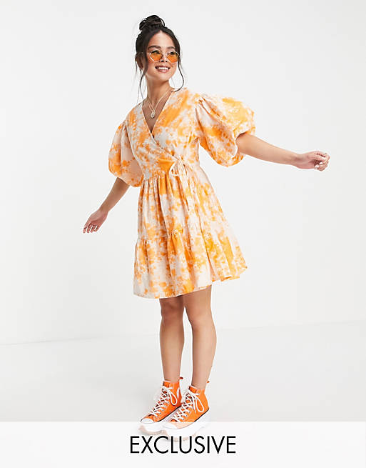 COLLUSION - Mini jurk met overslag, broderie en acid wash in wit en oranje