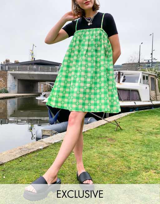 COLLUSION – Mini-Sommerkleid aus Seersucker mit Vichykaro und Trapezschnitt in Grün