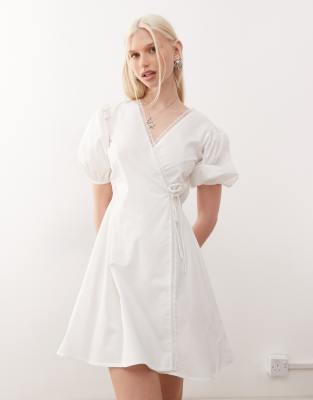 COLLUSION - Mini-Wickelkleid in Weiß mit Spitzenkante