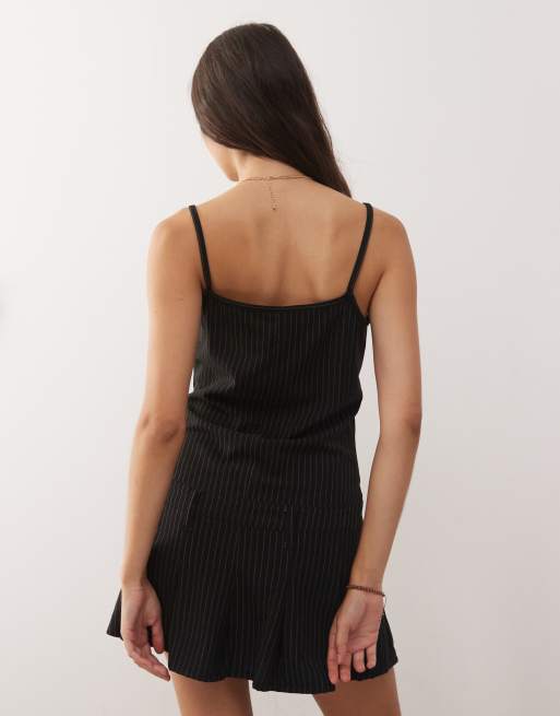 Collusion – Minikleid im Stil der 90er mit Nadelstreifen, tief angesetzter Taille und Falten, 2 von 4