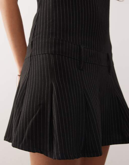 Collusion – Minikleid im Stil der 90er mit Nadelstreifen, tief angesetzter Taille und Falten, 3 von 4