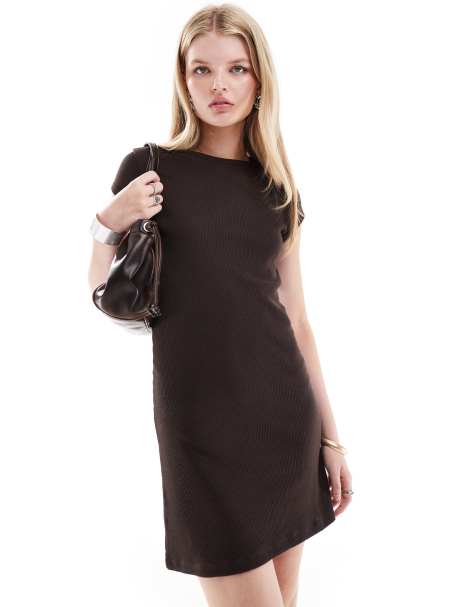 COLLUSION – Minikleid in Braun mit Waffelstruktur und Kappenärmeln - view 1