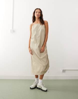 COLLUSION - Mittellanges Utility-Trägerkleid in verwaschenem Steinbeige-Neutral