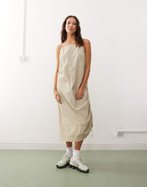 COLLUSION – Mittellanges Utility-Trägerkleid in verwaschenem Steinbeige - view 1