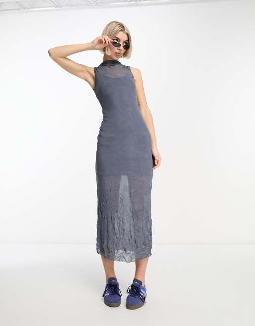 COLLUSION – Netzstoff-Maxikleid in Blau mit Knitterstruktur
