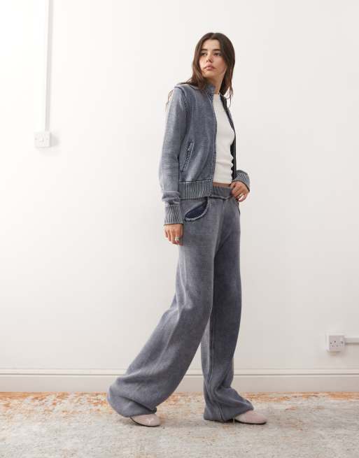 COLLUSION – Niebieskie grube dzianinowe joggersy z efektem sprania o waflowej fakturze, część zestawu