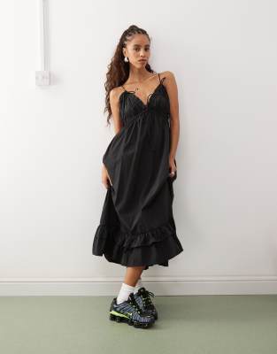 COLLUSION - Nylon-Midikleid in Schwarz mit weitem Rüschensaum und Camisole-Trägern