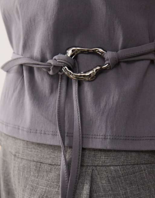 COLLUSION – Oberteil mit One-Shoulder-Träger und Bindeband mit Metallverzierung, 4 von 4