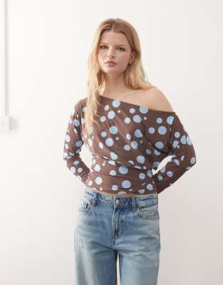 Collusion Off The Shoulder Top In Brown