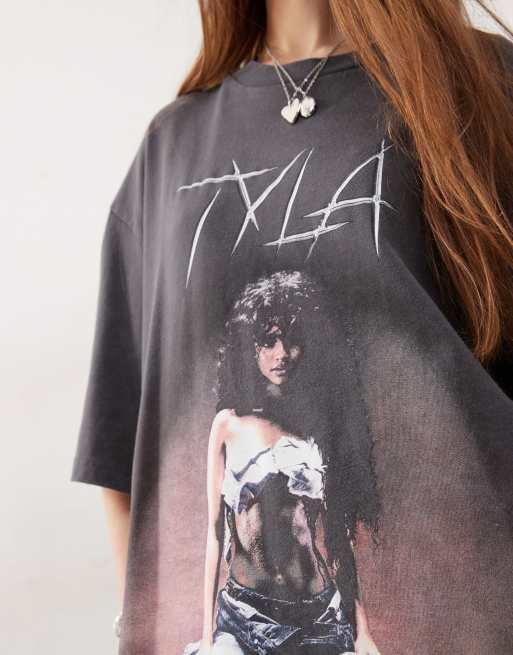COLLUSION - Offical Tyla - Oversized T-shirt met gelicenseerde print in zwart met wassing, 2 van 4