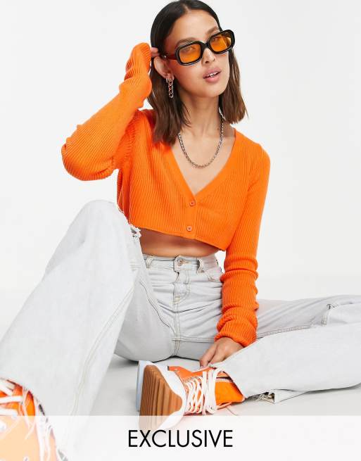 COLLUSION – Orange stickad kofta i superkort design