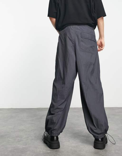 COLLUSION – Oversize-Fallschirmhose in Grau mit Knitteroptik und Cargo-Taschen, 2 von 4