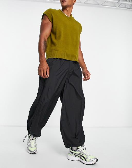 COLLUSION – Oversize-Fallschirmhose in schwarzer Knitteroptik mit Cargo-Taschen