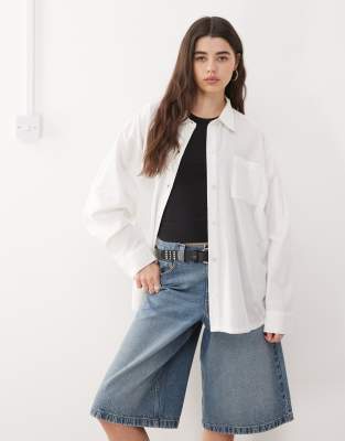 COLLUSION - Oversize-Hemdbluse aus Webstoff in Weiß