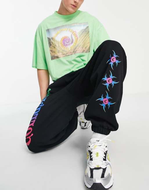 COLLUSION – Oversize-Jogginghose mit Fantasy-Prints in Schwarz