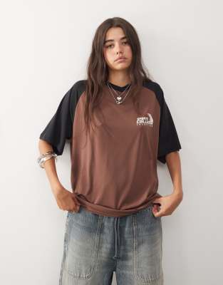 COLLUSION - Oversize-T-Shirt in Braun mit V-Ausschnitt und sportlichen Einsätzen-Brown