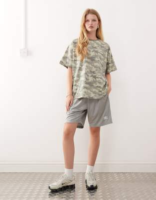 COLLUSION - Oversize-T-Shirt mit verwaschenem Military-Muster-Bunt