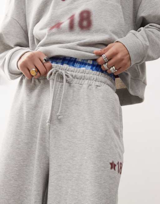 COLLUSION - Oversized joggingbroek in gemêleerd grijs met bordeauxrode print en boorden, deel van co-ord set, 2 van 5