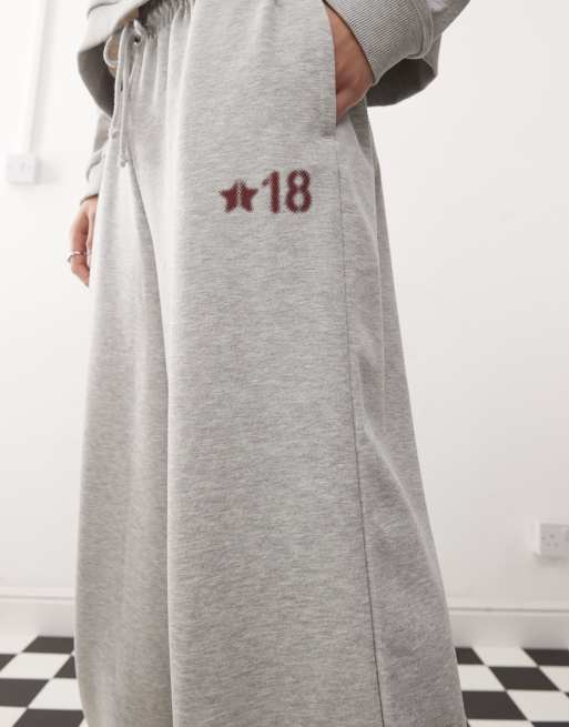 COLLUSION - Oversized joggingbroek in gemêleerd grijs met bordeauxrode print en boorden, deel van co-ord set, 5 van 5