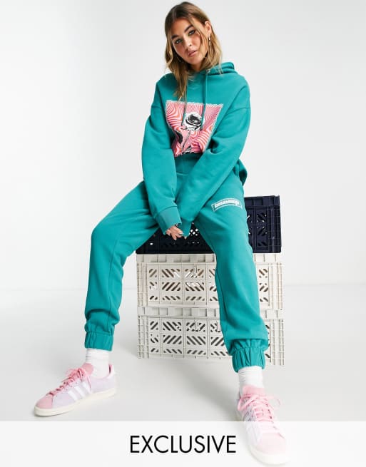 COLLUSION - Oversized joggingbroek met print op de achterkant in groen 