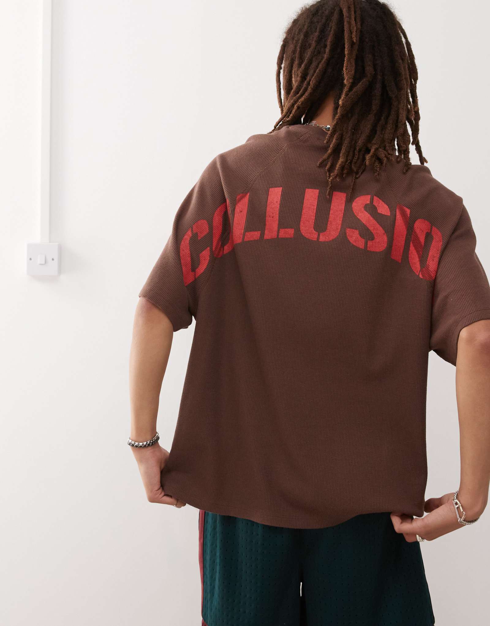 Футболка COLLUSION oversize с увеличенным логотипом на спине коричневого цвета