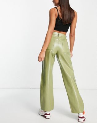 Pantalons droits COLLUSION - Pantalon cargo droit en similicuir effet croco style années 90 - Vert sauge