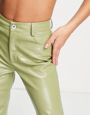 Pantalons droits COLLUSION - Pantalon cargo droit en similicuir effet croco style années 90 - Vert sauge
