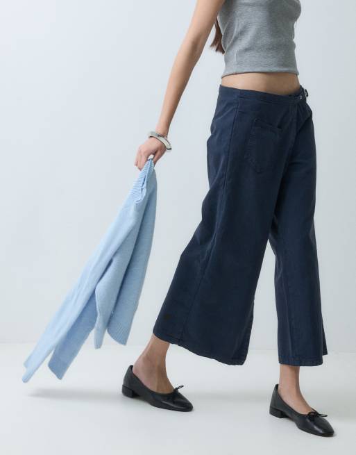 COLLUSION pantalón casual con detalle cruzado en gris carbón, 2 de 5