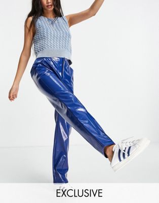 Femme COLLUSION - Pantalon ultra slim en vinyle ultra brillant - Bleu