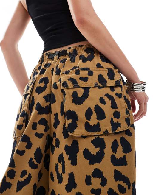 COLLUSION - Pantaloncini taglio lungo unisex slavati con stampa leopardata, 4 di 5