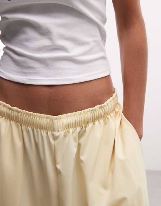 COLLUSION - Pantalones capri amarillo pastel de largo 3/4 de nailon, 3 de 5
