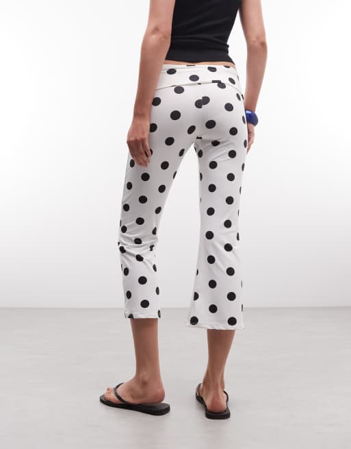 COLLUSION - Pantalones capri blancos de corte acampanado plegados con estampado de lunares, 3 de 5