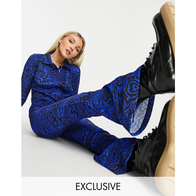 Pantaloni e leggings Donna COLLUSION - Pantaloni a zampa blu stropicciati con stampa astratta