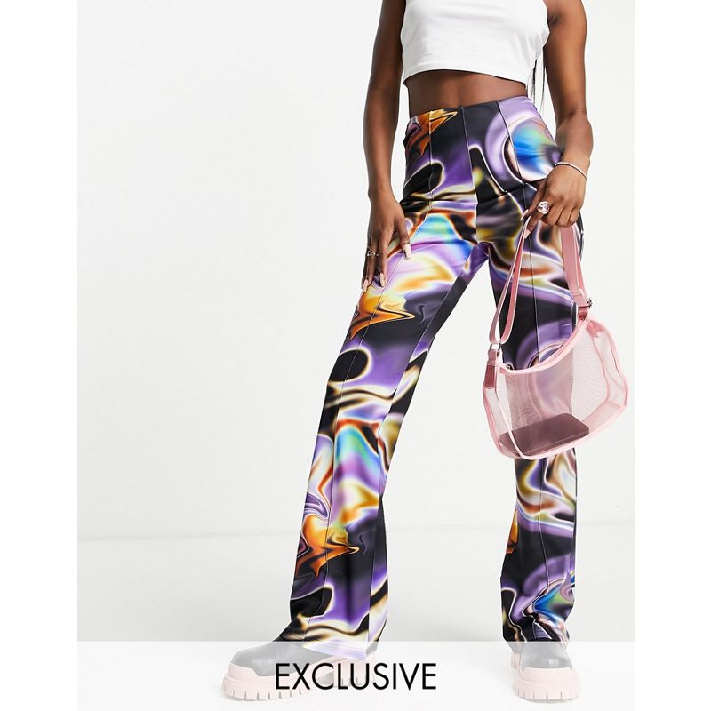 Pantaloni a zampa Pantaloni e leggings COLLUSION - Pantaloni a zampa in raso con stampa astratta multicolore