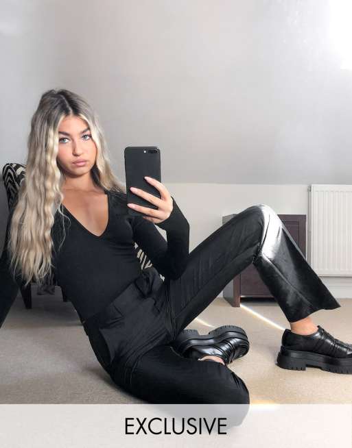 COLLUSION - Pantaloni affusolati linea flare, in moiré nero testurizzato