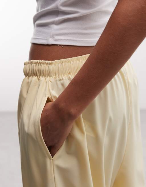 COLLUSION - Pantaloni capri a tre quarti in nylon color latticello, 4 di 5