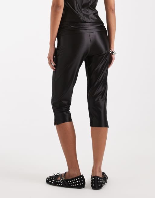 COLLUSION - Pantaloni capri in raso stretch neri a vita bassa in coordinato, 4 di 5