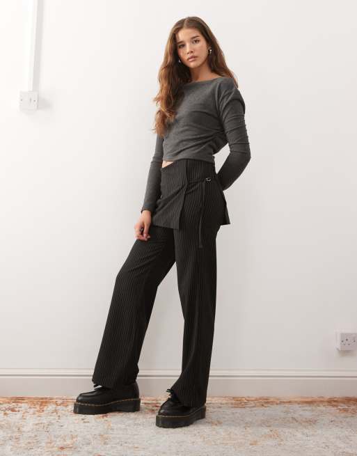 COLLUSION - Pantaloni con allacciatura laterale, dettaglio stile gonna e motivo gessato