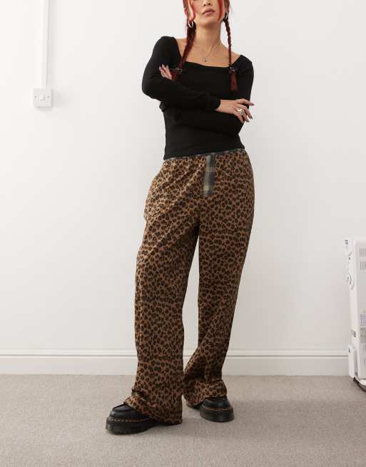COLLUSION - Pantaloni con stampa leopardata multicolore e vita a contrasto