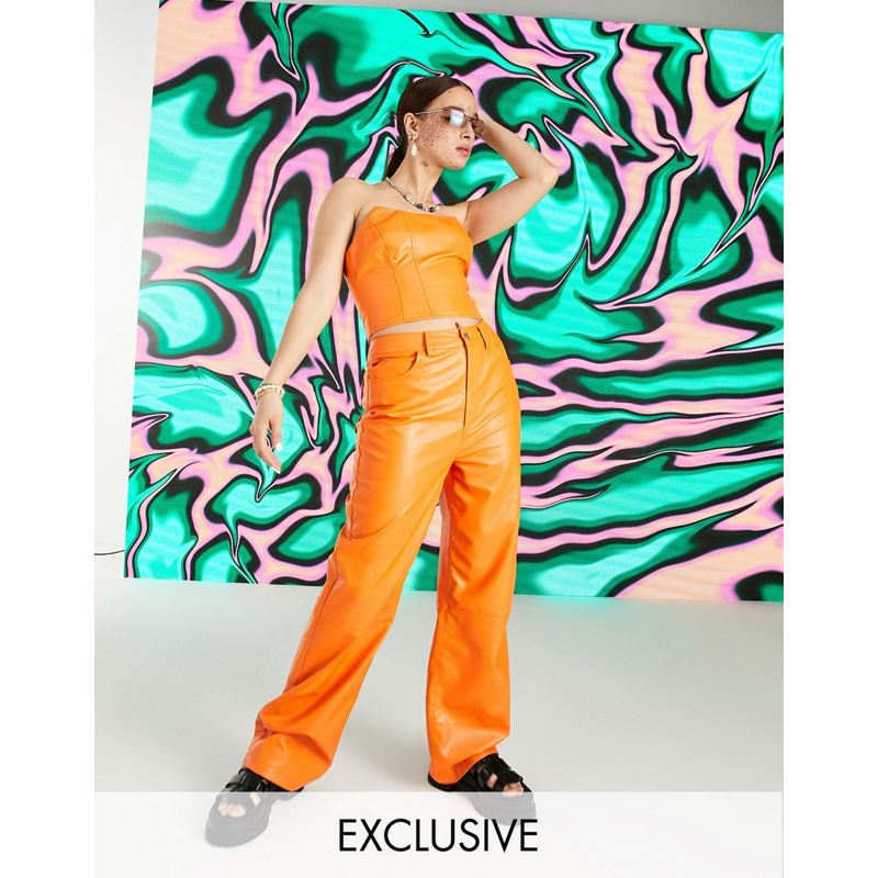 Coordinati Donna COLLUSION - Pantaloni dad in pelle sintetica arancione stile anni '90 con dettagli stile carpenter e fascia in vita a forma di V
