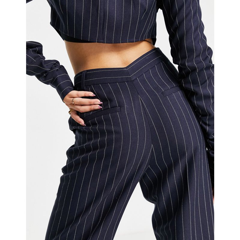 Pantaloni e leggings qarH0 COLLUSION - Pantaloni dritti sartoriali gessati con vita a V, colore blu navy in coordinato