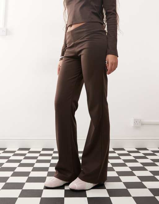 COLLUSION - Pantaloni slim color cioccolato con vita media a V in coordinato, 2 di 5