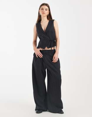 Collusion Pleated Wide Leg Pants In Black
