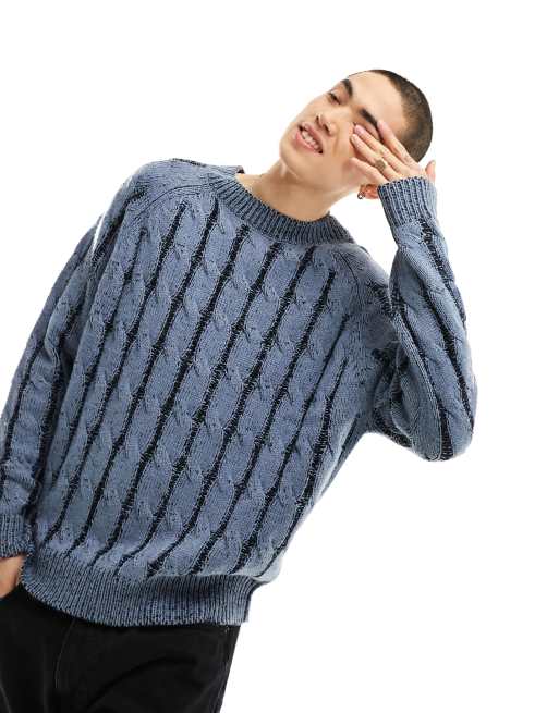 COLLUSION – Plissierter Strickpullover in Blau mit Zopfmuster und Rundhalsausschnitt