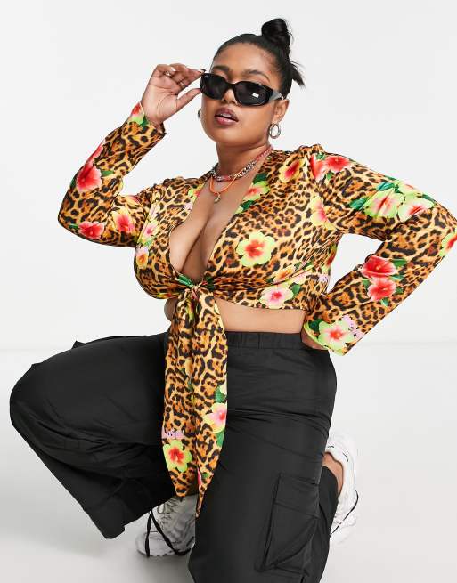 COLLUSION Plus - Blusa in raso leopardato con allacciatura sul davanti, 4 di 4