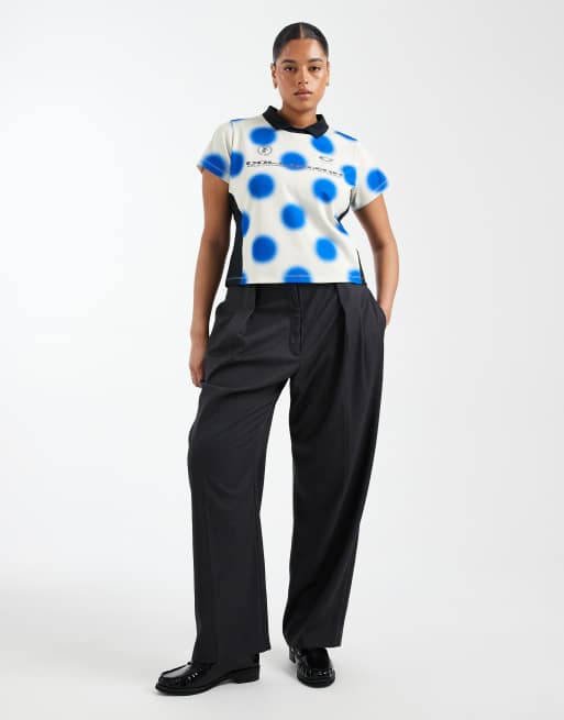 COLLUSION Plus – Figurbetontes Fußball-T-Shirt mit verschwommenen Polka-Dots, 2 von 4