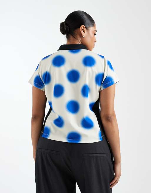 COLLUSION Plus – Figurbetontes Fußball-T-Shirt mit verschwommenen Polka-Dots, 4 von 4